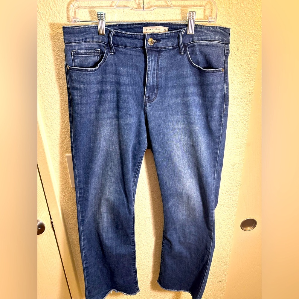 Social Standard by Sanctuary Women’s Raw Hem Midrise Kick Crop. Size 10/30.